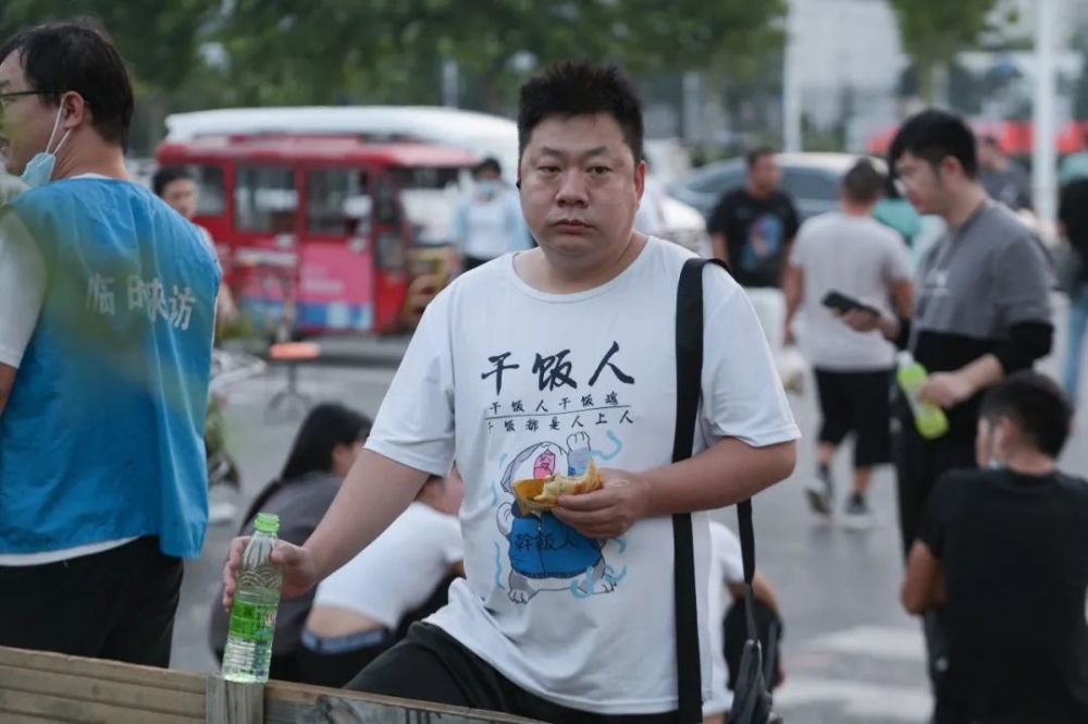 上海的苹果代工厂停止招工,“闲散”工人月薪三四千元