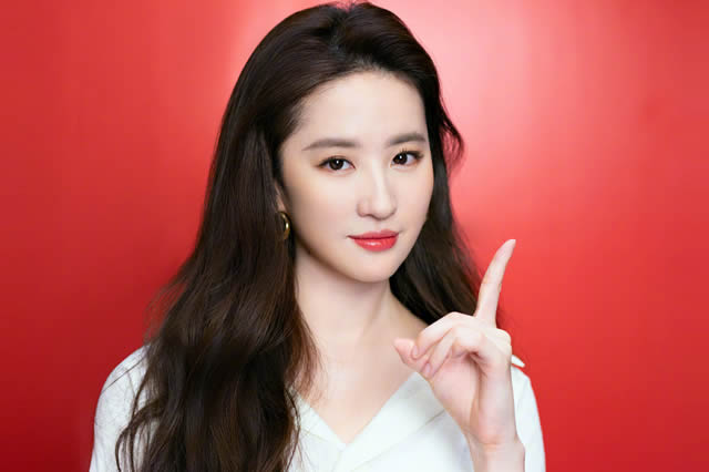 Yolanda穿旗袍让我惊叹!很明显,身材并不拔尖,但看起来很美